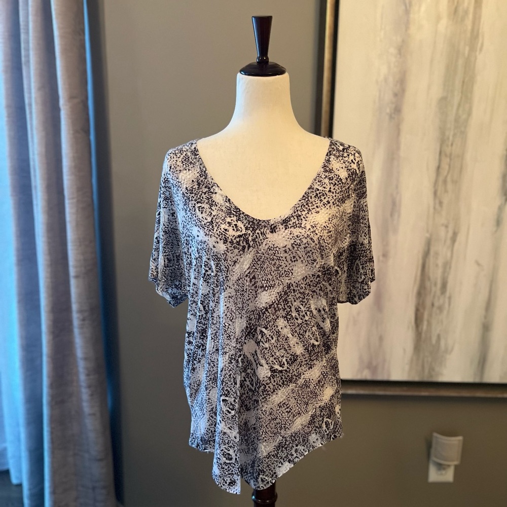 BCBG black and white t-shirt M